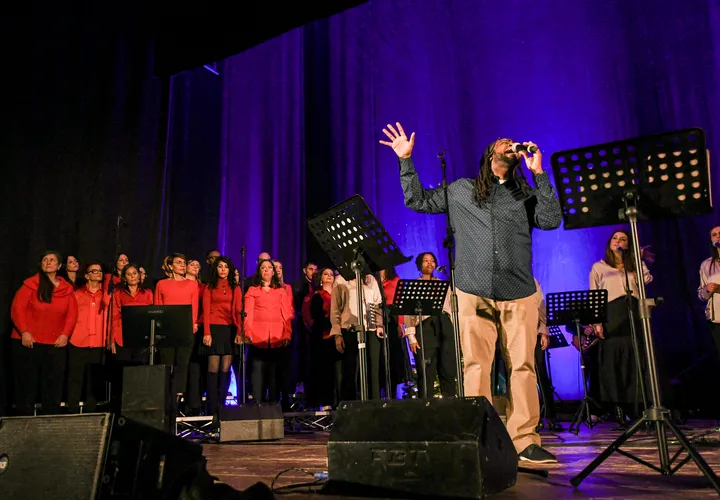 Il coro gospel di Brindisi Tabernacle sul palco del teatro al concerto di Natale, con un solista in primo piano