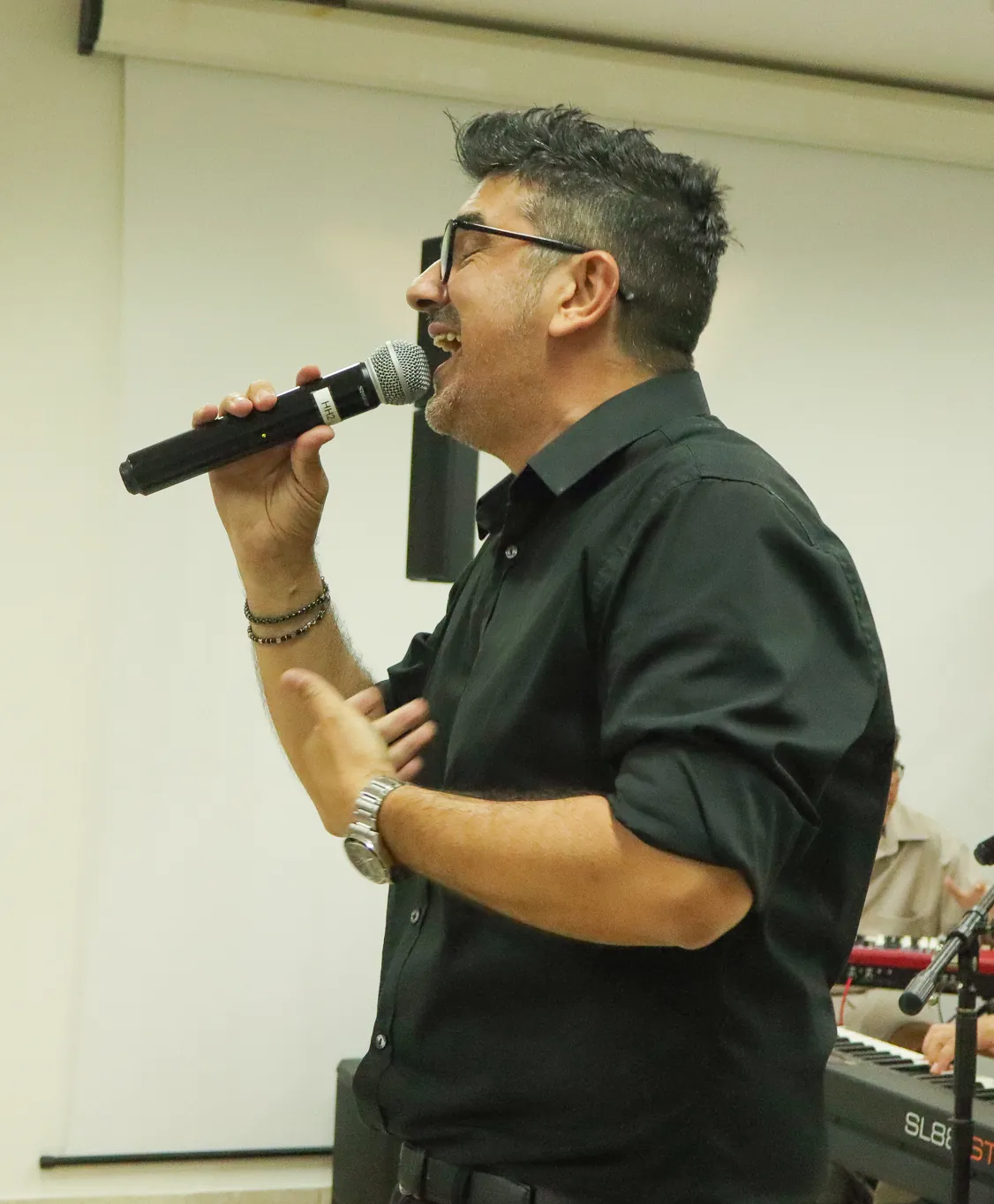 Un cantante adulto al microfono durante un'esibizione di Brindisi Tabernacle