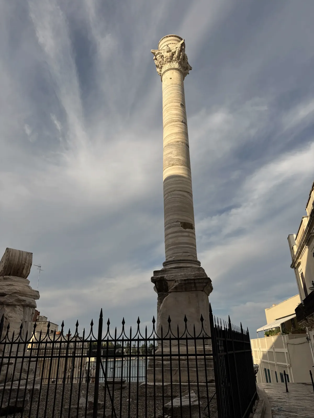 La colonna romana di Brindisi contro il cielo, al termine della via Appia